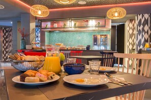 Tägliches Frühstücksbuffet gegen Gebühr