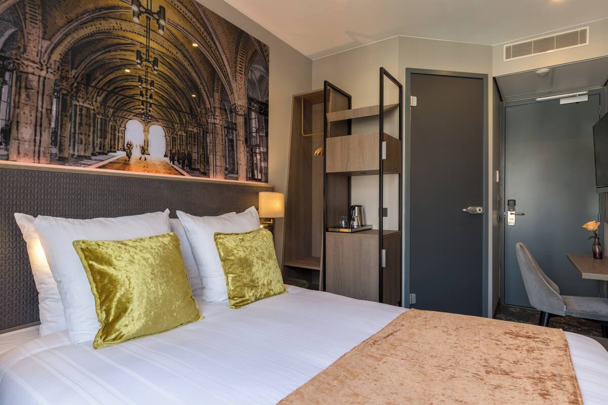 Hypo-allergenic bedding, minibar, in-room safe, desk
