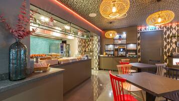 Colazione a buffet, servita tutte le mattine (21.50 EUR a persona)