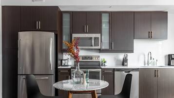 Premier Studio | Private kitchen | Fridge, microwave, oven, stovetop