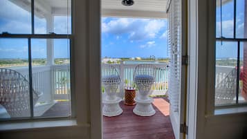 Hibiscus Suite - 1 King Bed (Harbor & Ocean Views) | Blick vom Balkon