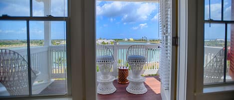 Hibiscus Suite - 1 King Bed (Harbor & Ocean Views) | Vue depuis le balcon