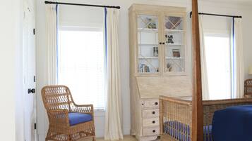 Master Suite - 1 King Bed (Harbor View) | Living area