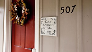 Exterior detail - Das Solheid Sunday House (Fredericksburg)