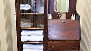 Interior detail - Das Solheid Sunday House (Fredericksburg)