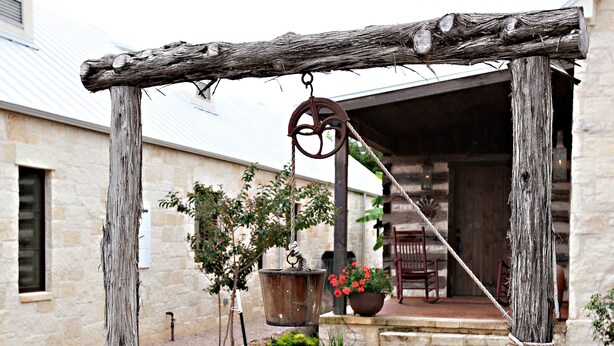 Exterior detail - Das Solheid Sunday House (Fredericksburg)