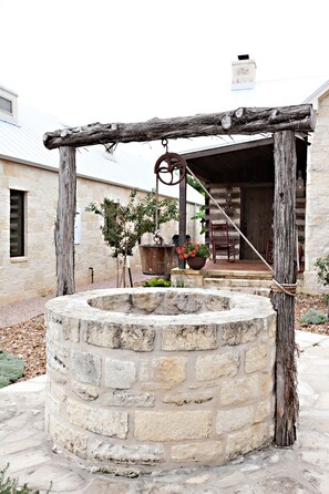 Exterior detail - Das Solheid Sunday House (Fredericksburg)