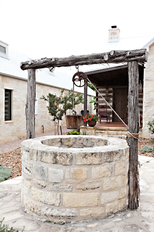 Exterior detail - Das Solheid Sunday House (Fredericksburg)