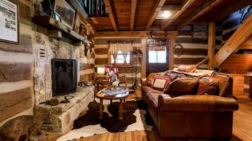 Happy Trails Log Cabin | Living area