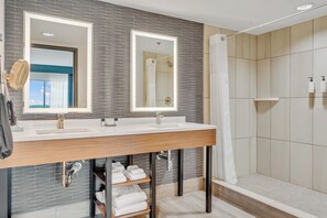 Suite majestueuse, 2 grands lits, non-fumeur | Salle de bain | Baignoire et douche séparées, articles de toilette (gratuits)