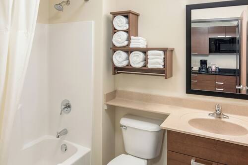 Combined shower/tub, free toiletries, hair dryer, towels