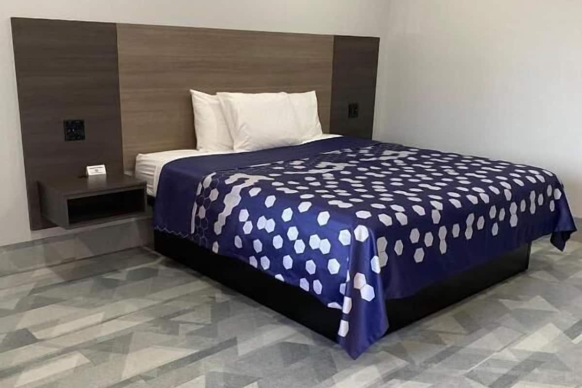 Luxe beddengoed, individueel gemeubileerd, een bureau