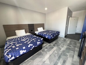 Premium bedding, individually furnished, desk, iron/ironing board - Airway Inn - IAH Airport (Houston)