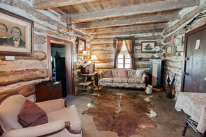 Cabane (Clear Springs Log Cabin) | Coin séjour