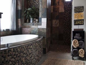 Cottage, 1 Bedroom, Non Smoking (Double Deer Ranch: Coyote) | Bathroom | Separate tub and shower, jetted tub, free toiletries, towels - Double Deer Ranch - Coyote (Fredericksburg)