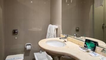 Chambre Double Standard | Salle de bain | Douche, douche à « effet pluie », articles de toilette gratuits