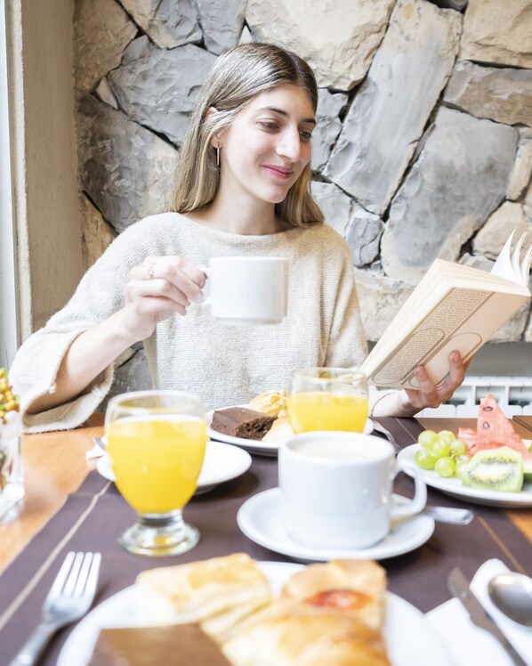 供应早餐和晚餐