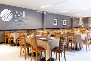 Petit déjeuner et dîner servis sur place