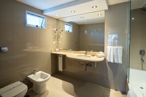 Phòng 4 Tiêu chuẩn | Két bảo mật tại phòng, màn/rèm cản sáng