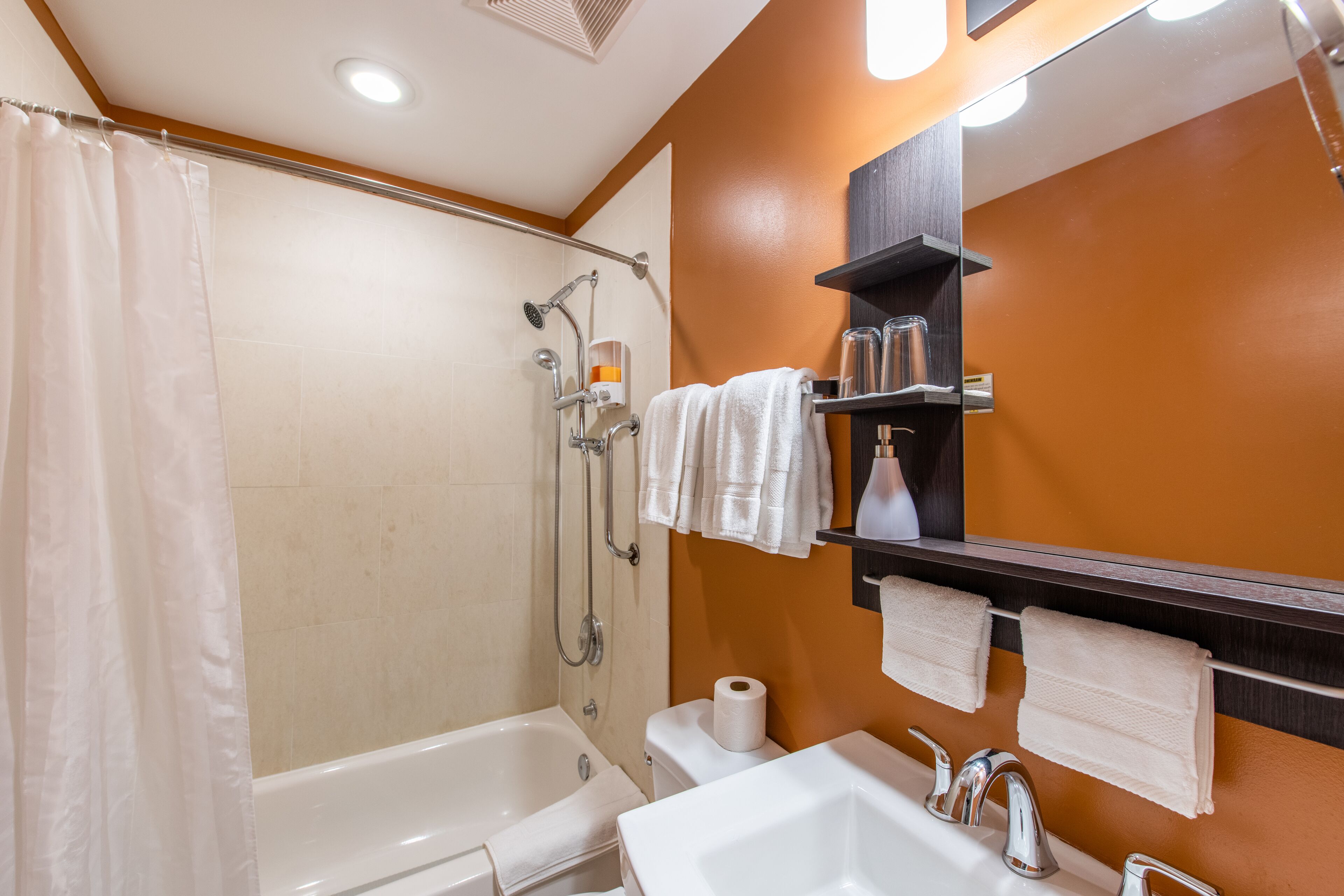 Ein modernes Badezimmer mit Badewanne, Dusche und Waschbecken.