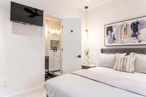 Luxus-Stadtwohnung, 2 Schlafzimmer, Kanalblick | Hochwertige Bettwaren, individuell dekoriert, individuell eingerichtet