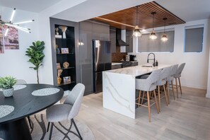 Stort kylskÄp, mikrovÄgsugn, ugn och spishÀll