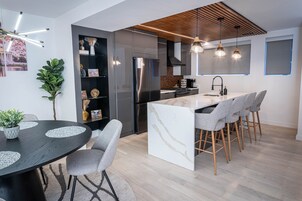 Großer Kühlschrank, Mikrowelle, Ofen, Herdplatte