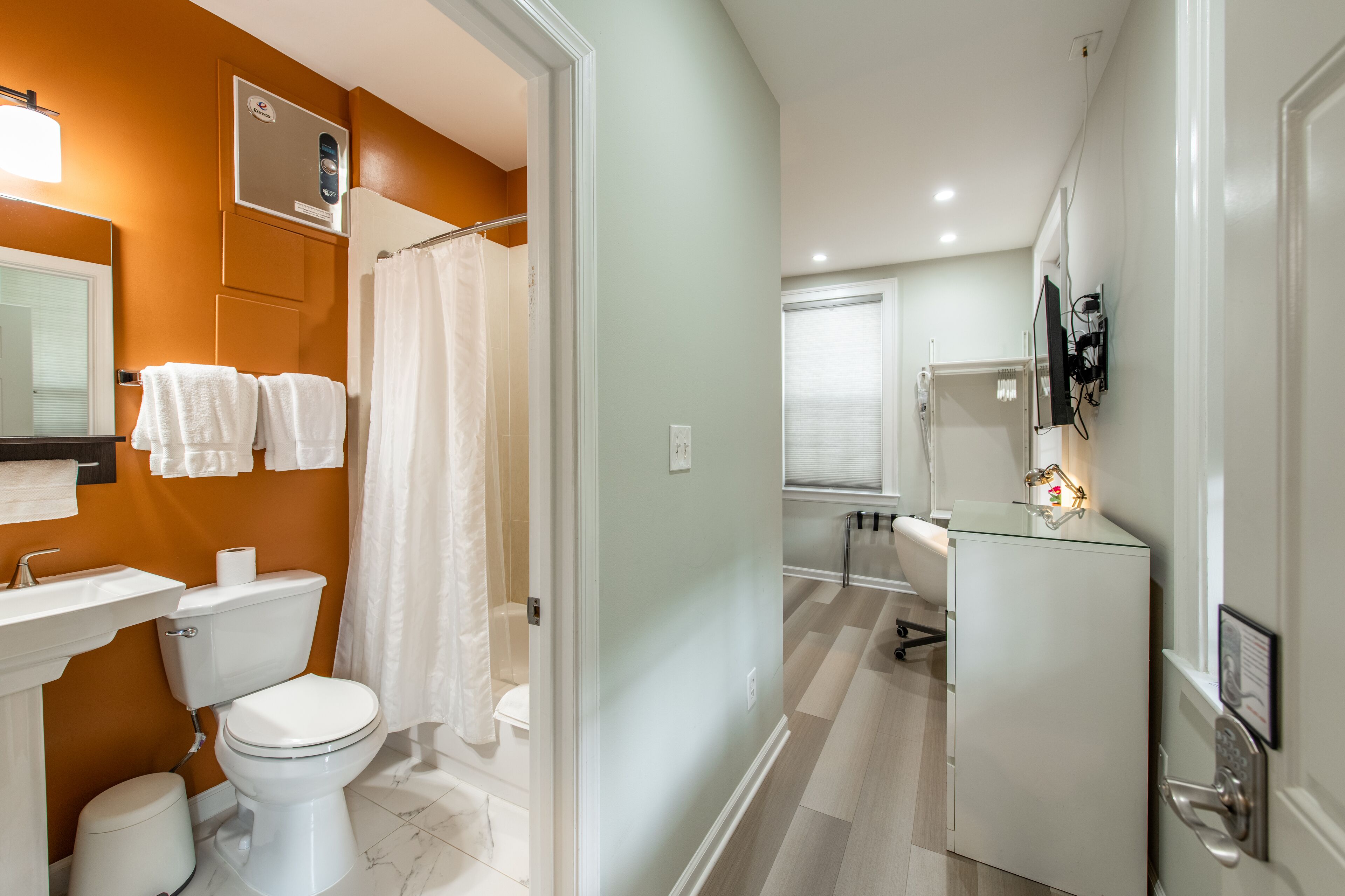 Basic Room, 1 Katil Ratu (Queen), Canal View (Lock # 7) | Peralatan tempat tidur premium, dihias secara berasingan 