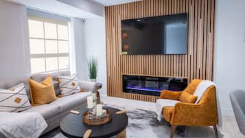 Luxury Townhome, 2 Bedrooms, Canal View | Living area