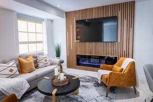 Luxury Townhome, 2 Bedrooms, Canal View | Living area