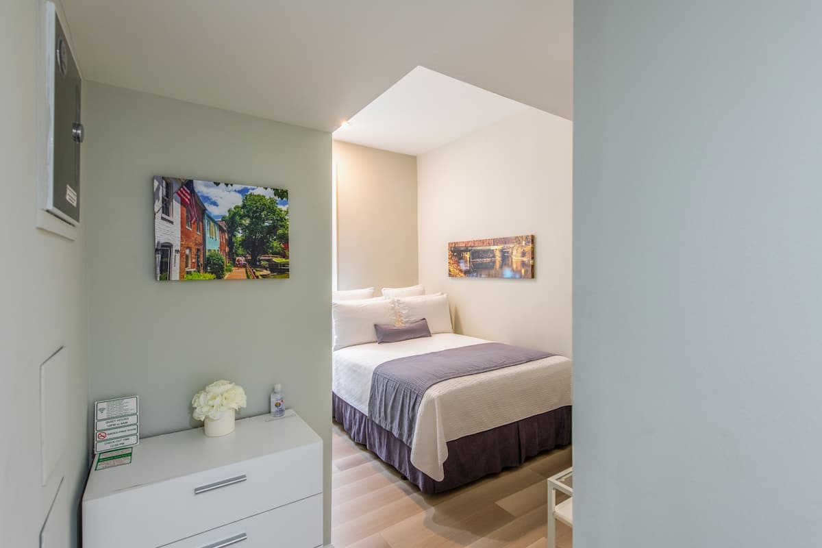 Camera Basic, 1 letto queen, vasca da bagno (Lock # 9) | Biancheria da letto di alta qualità, con stile personalizzato