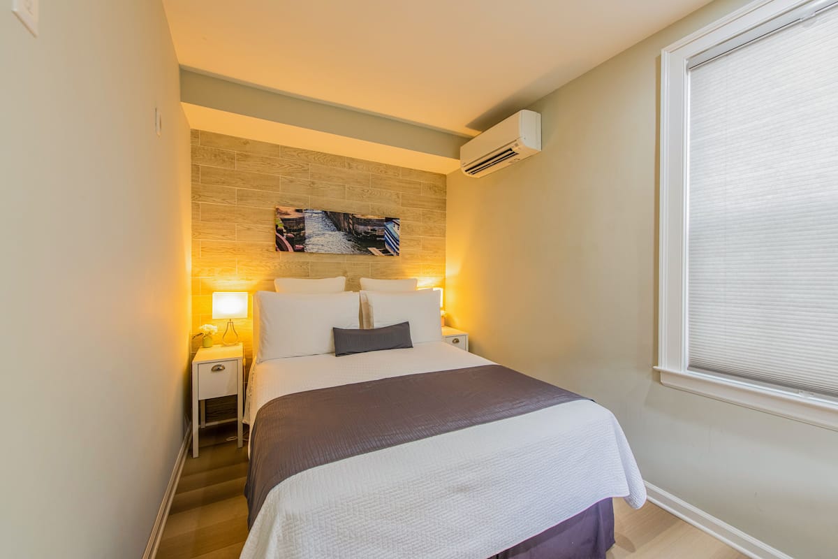 Camera Basic, 1 letto queen, vista canale (Lock # 7) | Biancheria da letto di alta qualità, con stile personalizzato