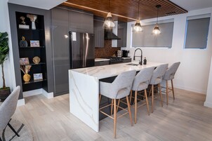 Luxus-Stadtwohnung, 2 Schlafzimmer, Kanalblick | Eigene Küche | Großer Kühlschrank, Mikrowelle, Ofen, Herdplatte