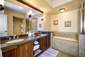 Apartment, 3 Bedrooms | Bathroom | Shower, hair dryer - Hali i Kai 18 H (Waikoloa)