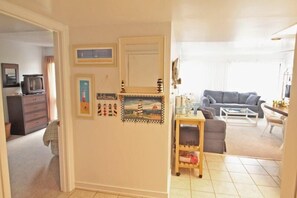 Condo, 2 habitaciones | Área de sala de estar