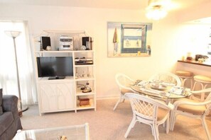 Condo, 2 habitaciones | Área de sala de estar