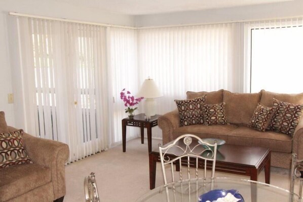 Condo, 2 Bedrooms | Living area