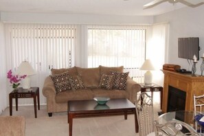 Condo, 2 Bedrooms | Living area