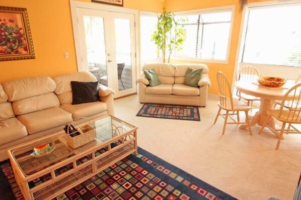 Condo, 2 Bedrooms | Living area