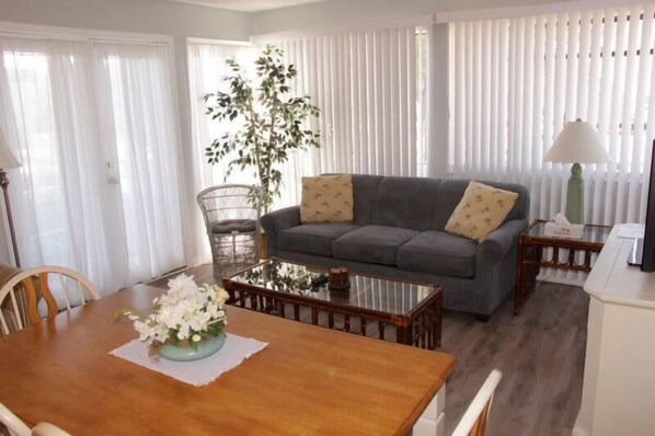 Appart'hôtel, 2 chambres | Coin séjour