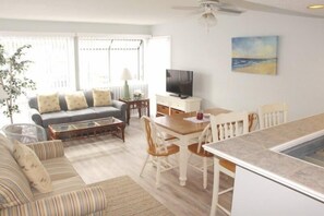 Living area - Lake Arrowhead Hearth (Myrtle Beach)