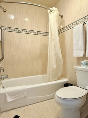 Room, 1 King Bed | Bathroom | Free toiletries, hair dryer, towels - Castaic Inn Near Six Flags Magic Mountain (Castaic)