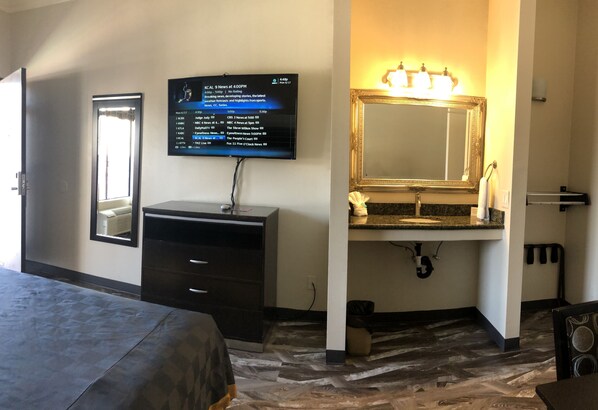 Desk, iron/ironing board, free WiFi - Castaic Inn Near Six Flags Magic Mountain (Castaic)