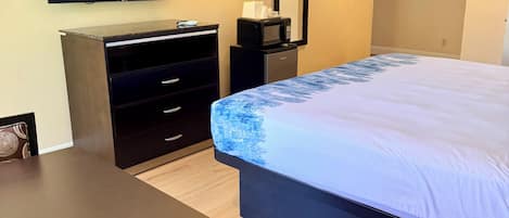 Room, 1 King Bed | Desk, iron/ironing board, free WiFi