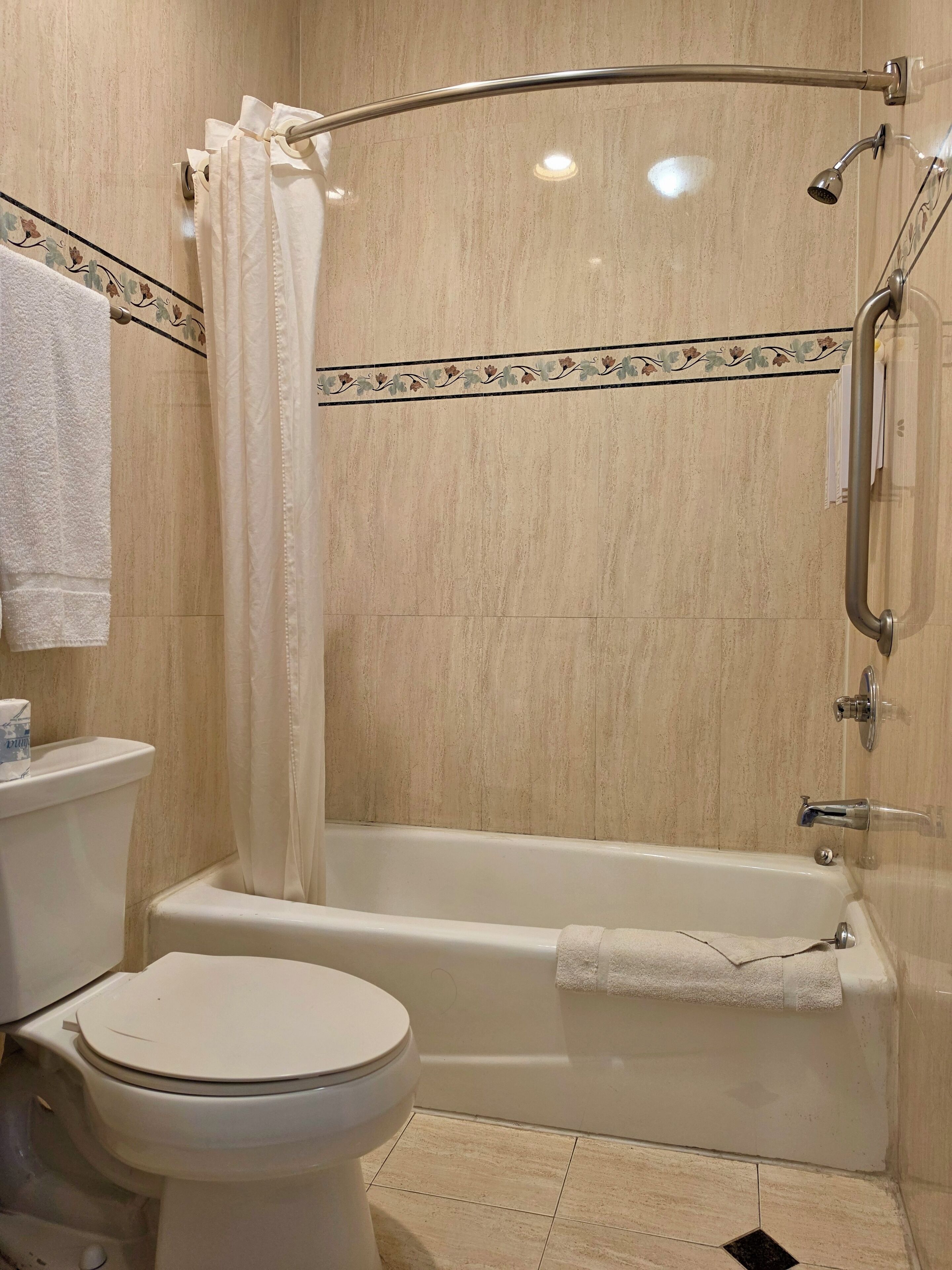Habitación, 1 cama de matrimonio grande | Baño | Artículos de higiene personal gratuitos, secador de pelo y toallas