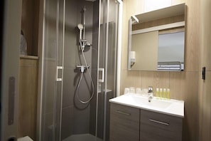 Dusche, kostenlose Toilettenartikel, Haartrockner, Handtücher