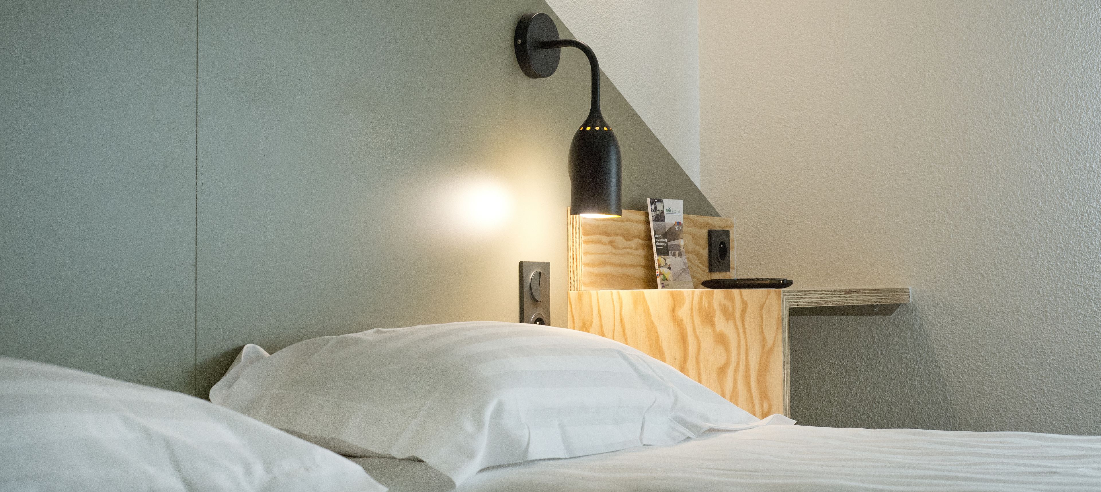 standard double room | premium bedding, desk, iron/ironing board, free wifi