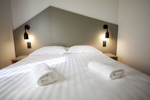 Habitación estándar doble | Ropa de cama de alta calidad, escritorio, tabla de planchar con plancha