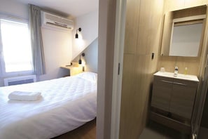 Premium bedding, desk, iron/ironing board, free WiFi