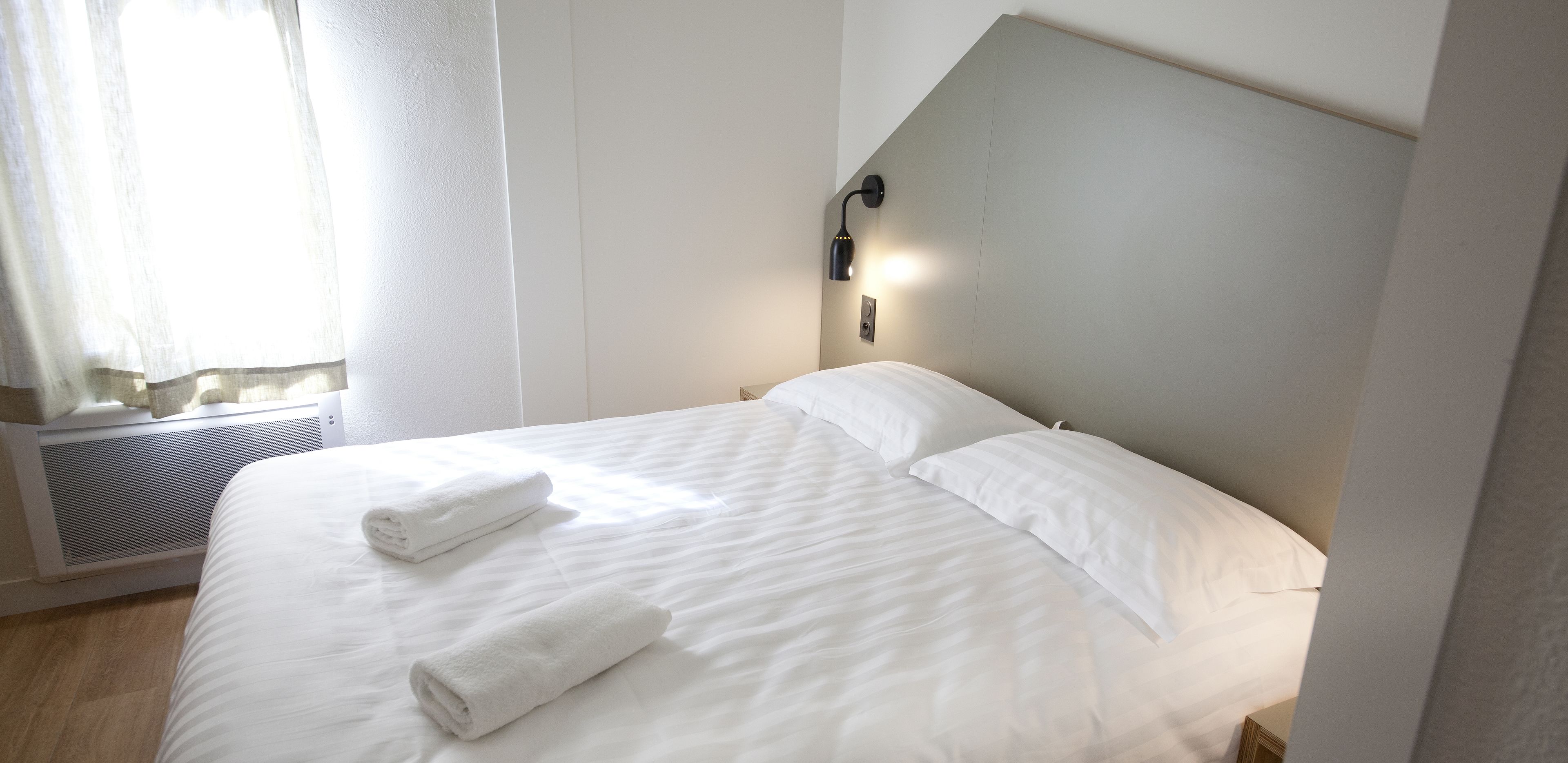 standard double room | premium bedding, desk, iron/ironing board, free wifi